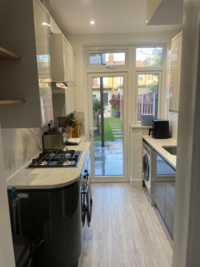 Modern home with driveway parking for 2 vehicles, near Tottenham Hotspur Stadium, White Hart Lane Train Station